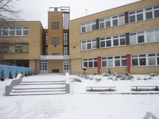 Актуелна зграда у којој је Школа привремено смјештена